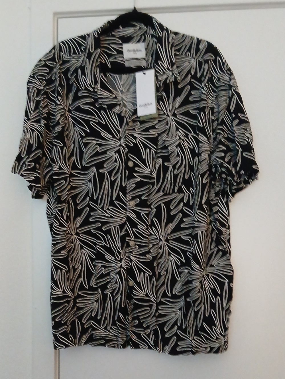 Goodfellow & Co Black Short-Sleeve Button-Down Shirt with Cream Leaf Print